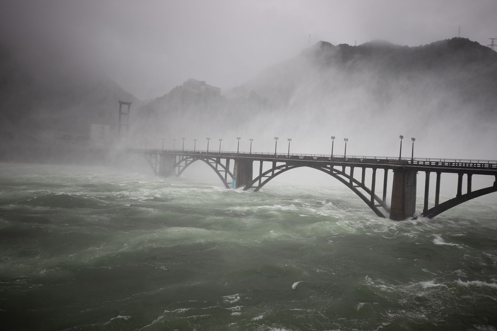 Đập thủy điện Trung Quốc xả lũ: Mặt sông tựa như mặt biển, như cuồng phong gào thét - Ảnh 9.