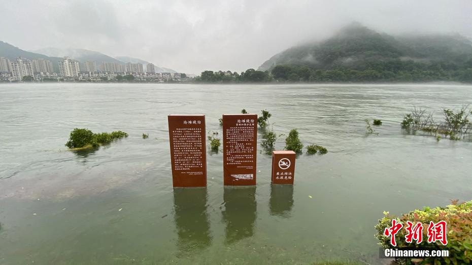 Hồ thủy điện lớn nhất miền Đông Trung Quốc mở 9 đập tràn xả lũ - Ảnh 5.