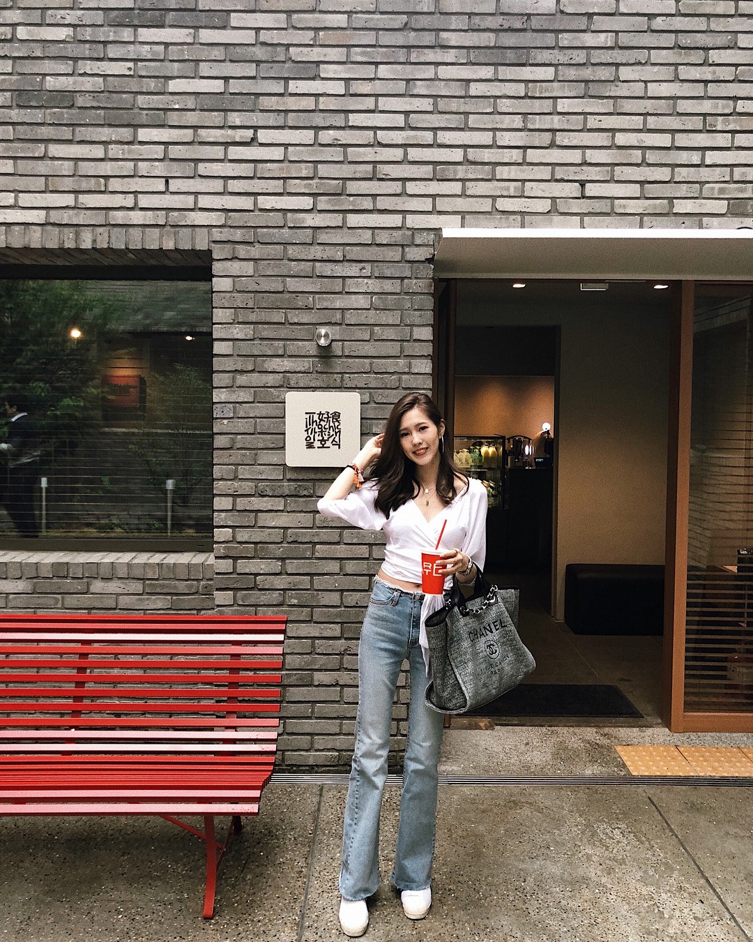 Item bình dân duy nhất trong set đồ của Seo Ye Ji suốt cả bộ phim: Kiểu quần jeans hack chân dài cực đỉnh mà chị em nào cũng nên có - Ảnh 8. Item bình dân duy nhất trong set đồ của Seo Ye Ji suốt cả bộ phim: Kiểu quần jeans hack chân dài cực đỉnh mà chị em nào cũng nên có - Ảnh 8.