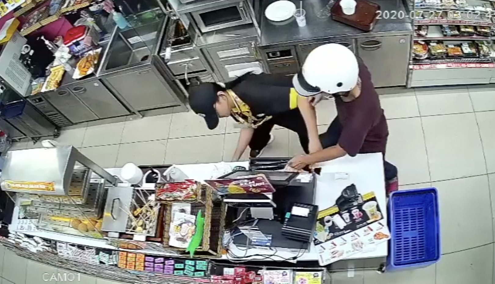 CLIP: Phút giáp mặt của nữ nhân viên cửa hàng tiện lợi với kẻ cướp có dao ở TP HCM - Ảnh 3. CLIP: Phút giáp mặt của nữ nhân viên cửa hàng tiện lợi với kẻ cướp có dao ở TP HCM - Ảnh 3.