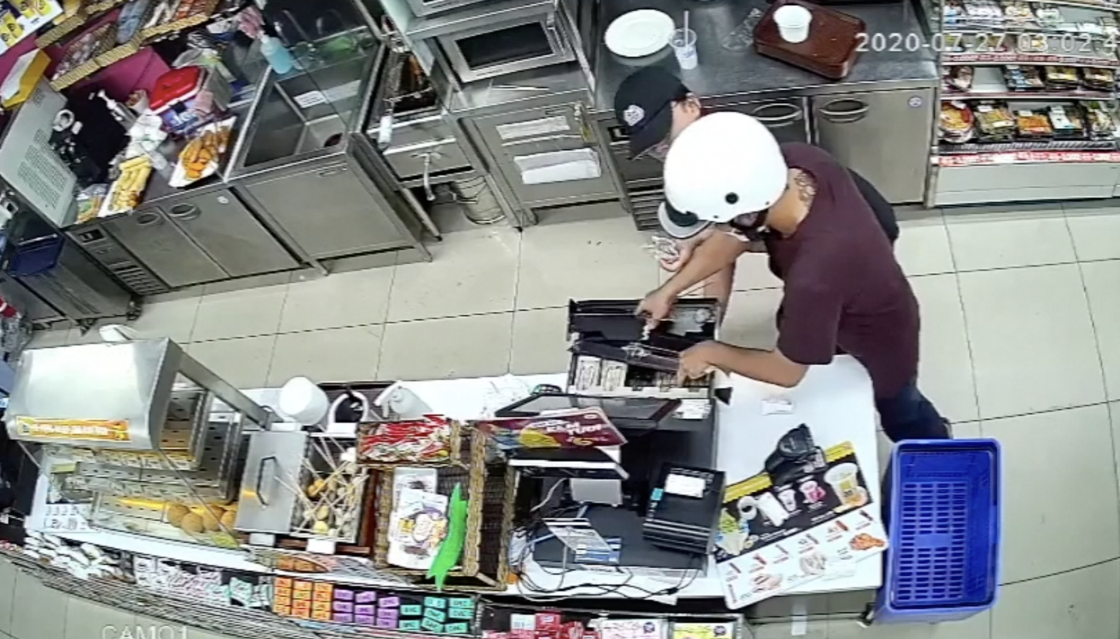 CLIP: Phút giáp mặt của nữ nhân viên cửa hàng tiện lợi với kẻ cướp có dao ở TP HCM - Ảnh 4. CLIP: Phút giáp mặt của nữ nhân viên cửa hàng tiện lợi với kẻ cướp có dao ở TP HCM - Ảnh 4.
