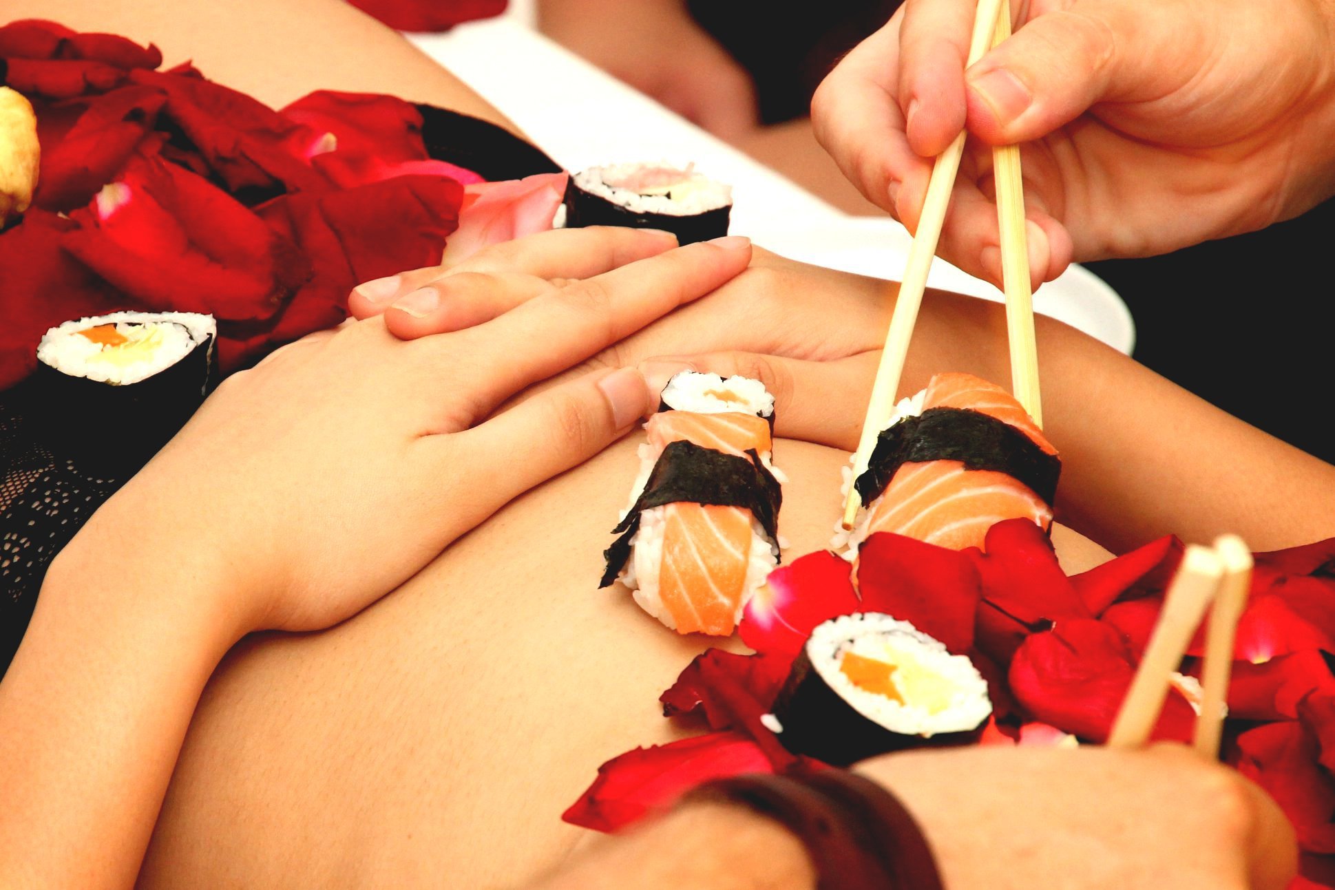 Khỏa thân đựng sushi” - nghề nghiệp độc đáo đến từ Nhật Bản và ...