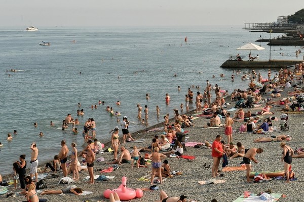 Nga nới lỏng kiểm soát dịch bệnh, gần 1,5 triệu du khách đổ tới Crimea - Ảnh 1.