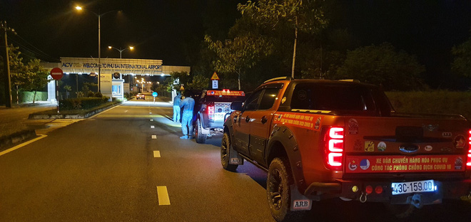 Ông chủ doanh nghiệp bỏ việc, vợ chồng bỏ nhà... để chạy xe, bốc hàng cứu trợ giữa tâm dịch Covid-19 - Ảnh 2. Ông chủ doanh nghiệp bỏ việc, vợ chồng bỏ nhà... để chạy xe, bốc hàng cứu trợ giữa tâm dịch Covid-19 - Ảnh 2.