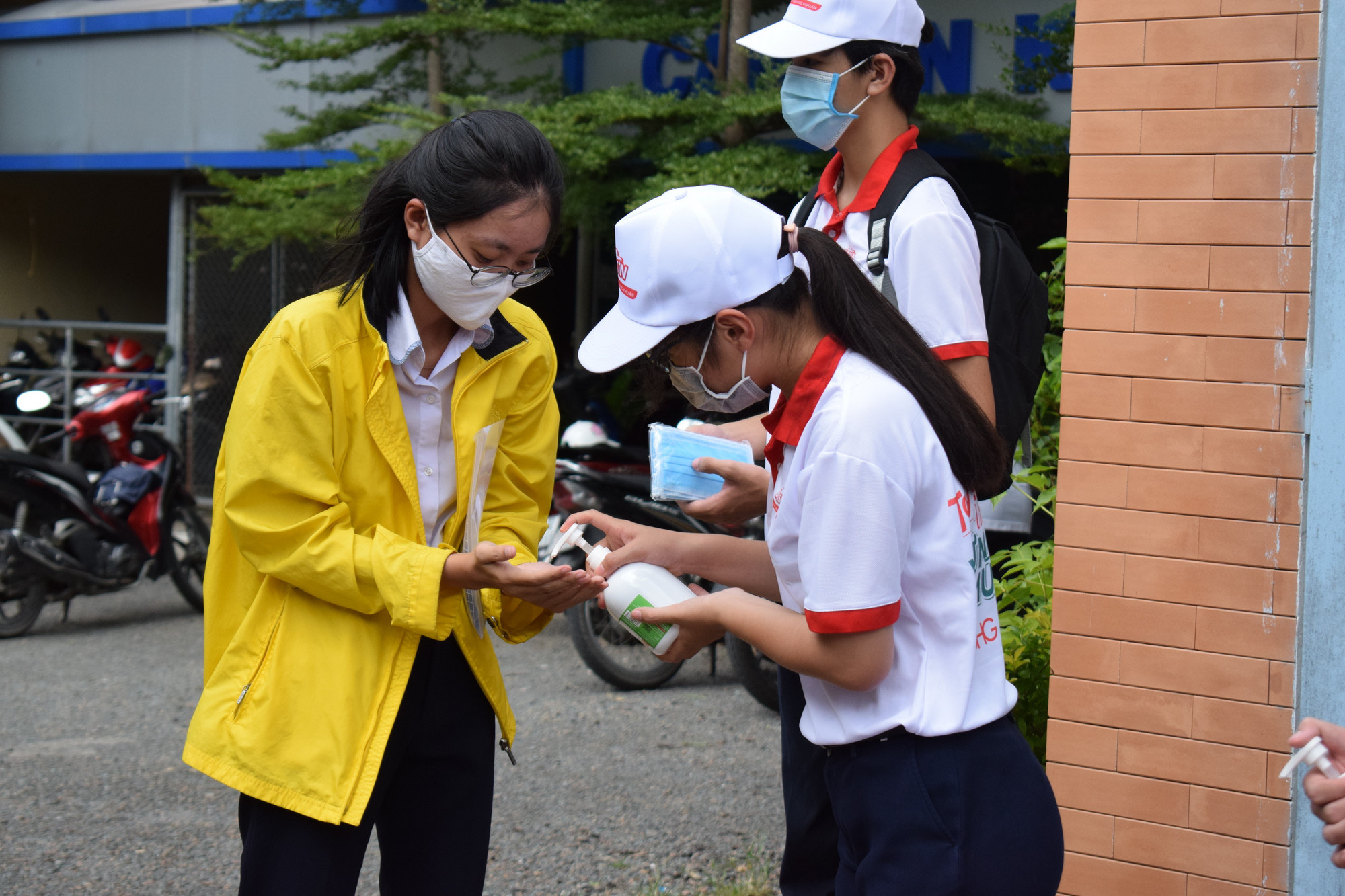 Dược Hậu Giang tài trợ gel rửa tay, máy rửa tay kháng khuẩn tự động giúp người dân phòng dịch hiệu quả - Ảnh 3.