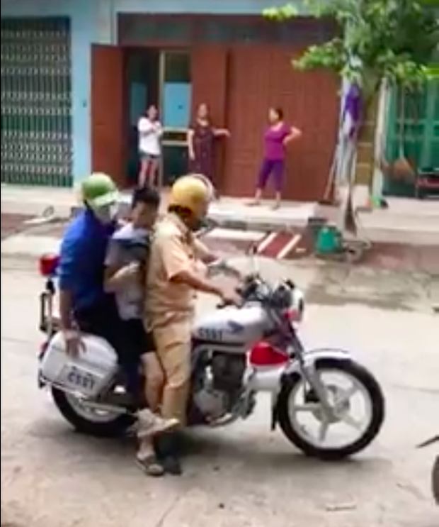 Nam sinh ôn bài đến 3h sáng rồi ngủ quên trước kỳ thi: Từng đạt nhiều giải thưởng, sáng chế máy sát khuẩn toàn thân tự động đặt tại cổng trường - Ảnh 2. Nam sinh ôn bài đến 3h sáng rồi ngủ quên trước kỳ thi: Từng đạt nhiều giải thưởng, sáng chế máy sát khuẩn toàn thân tự động đặt tại cổng trường - Ảnh 2.