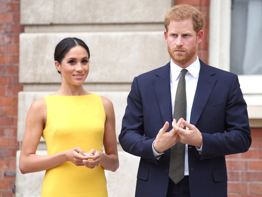 Meghan Markle bị tố cố tình bắt chước mẹ chồng Diana diện &quot;bộ váy trả thù&quot; như một cái tát vào mặt Hoàng gia Anh - Ảnh 1.