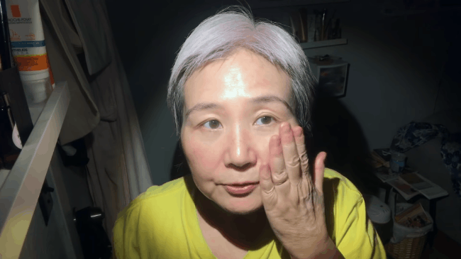 60 tuổi da vẫn căng mịn không một nếp nhăn: Cụ bà bật mí tuýp retinol tin tưởng suốt 6 năm qua, kèm luôn công thức 1:1 mà chị em nào cũng cần học theo - Ảnh 3. 60 tuổi da vẫn căng mịn không một nếp nhăn: Cụ bà bật mí tuýp retinol tin tưởng suốt 6 năm qua, kèm luôn công thức 1:1 mà chị em nào cũng cần học theo - Ảnh 3.