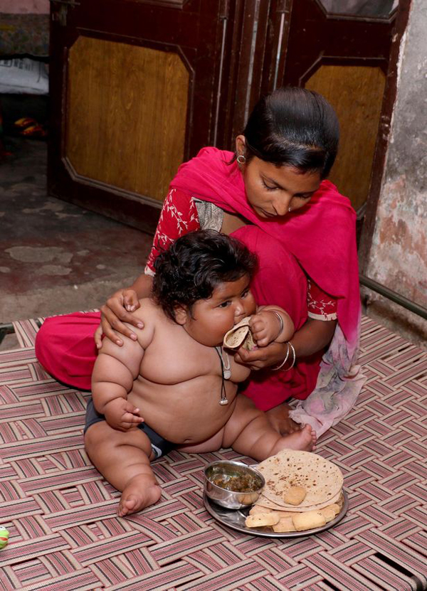 Bé gái ú na ú nần nổi tiếng bất ngờ vì 8 tháng tuổi đã nặng 17kg, diện mạo khi lớn hơn càng gây ngỡ ngàng cho nhiều người - Ảnh 3.