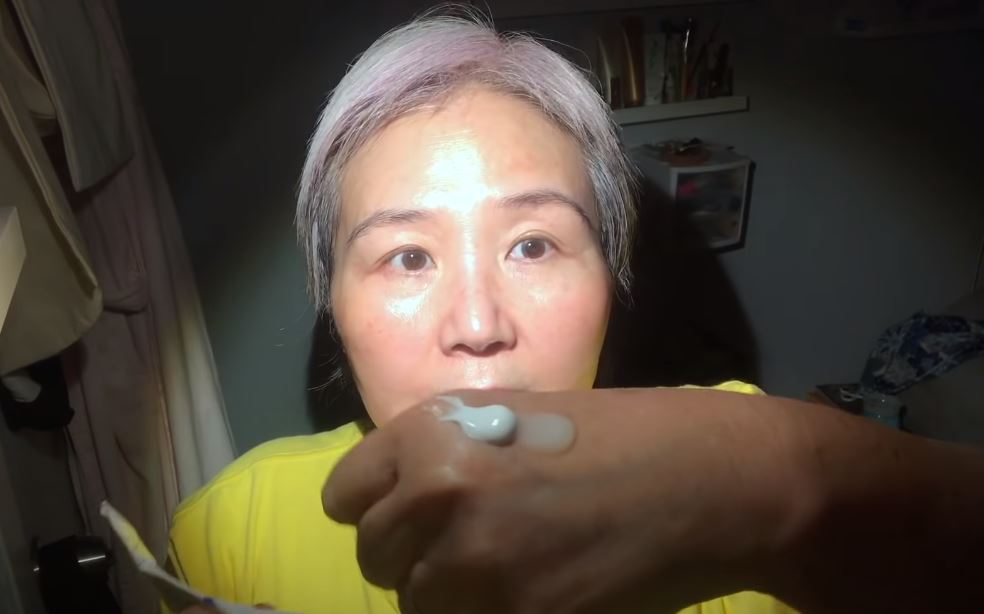 60 tuổi da vẫn căng mịn không một nếp nhăn: Cụ bà bật mí tuýp retinol tin tưởng suốt 6 năm qua, kèm luôn công thức 1:1 mà chị em nào cũng cần học theo - Ảnh 6. 60 tuổi da vẫn căng mịn không một nếp nhăn: Cụ bà bật mí tuýp retinol tin tưởng suốt 6 năm qua, kèm luôn công thức 1:1 mà chị em nào cũng cần học theo - Ảnh 6.