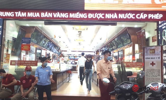 Giá vàng đánh đố, cửa hàng vàng thưa thớt người mang giấy ghi nợ đến lấy tiền - Ảnh 7.