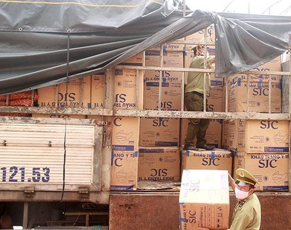 Bắt xe tải chở 390.000 khẩu trang y tế không rõ nguồn gốc từ TP HCM ra Bắc - Ảnh 1.