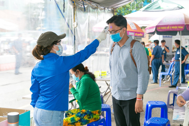 Đội ngũ y bác sĩ bệnh viện Từ Dũ những ngày Covid: Vất vả, nhưng không đơn độc - Ảnh 1.