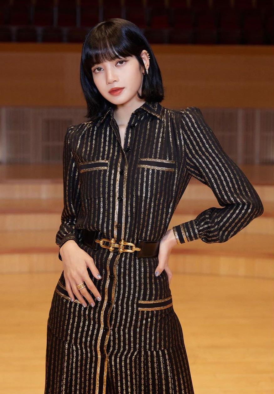 Lisa có cả loạt cách biến tấu khi để tóc bob, khi thì sang chảnh lúc lại cute như cô bé nhà bên - Ảnh 2. Lisa có cả loạt cách biến tấu khi để tóc bob, khi thì sang chảnh lúc lại cute như cô bé nhà bên - Ảnh 2.