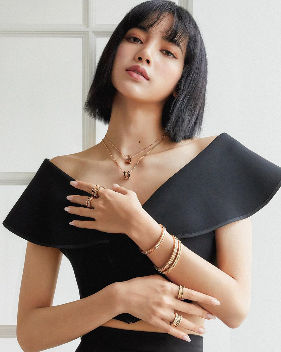 Lisa có cả loạt cách biến tấu khi để tóc bob, khi thì sang chảnh lúc lại cute như cô bé nhà bên - Ảnh 1. Lisa có cả loạt cách biến tấu khi để tóc bob, khi thì sang chảnh lúc lại cute như cô bé nhà bên - Ảnh 1.