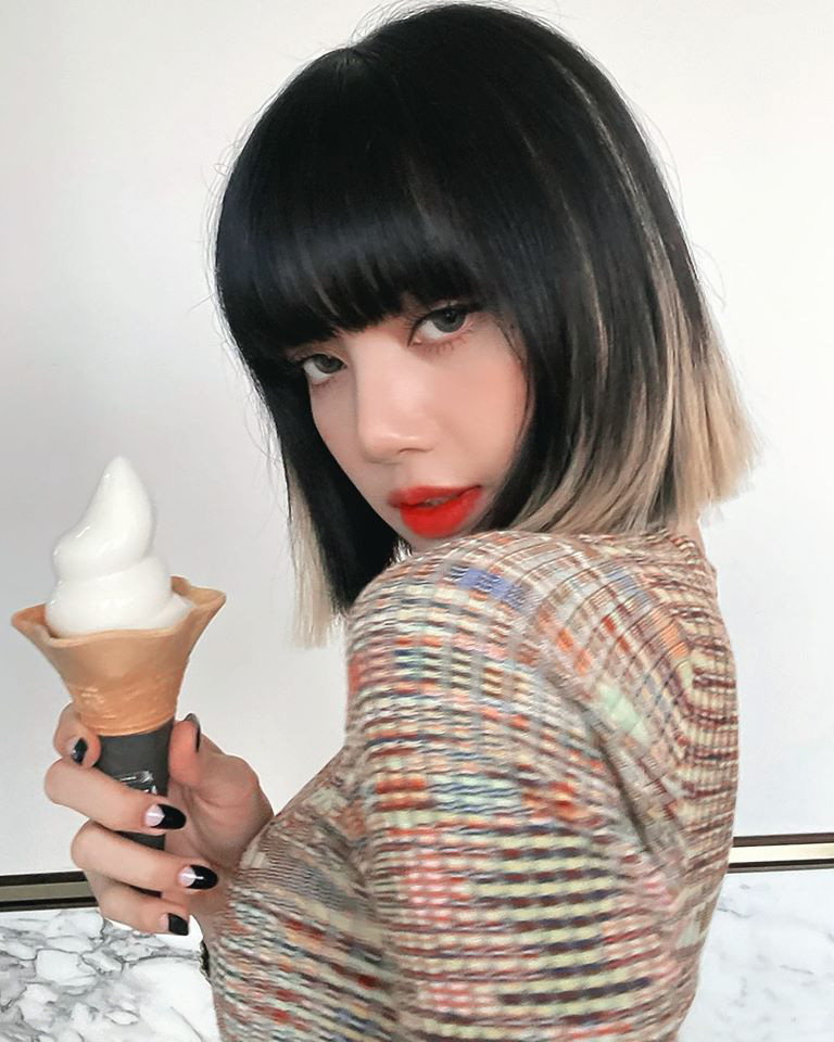 Lisa có cả loạt cách biến tấu khi để tóc bob, khi thì sang chảnh lúc lại cute như cô bé nhà bên - Ảnh 10. Lisa có cả loạt cách biến tấu khi để tóc bob, khi thì sang chảnh lúc lại cute như cô bé nhà bên - Ảnh 10.