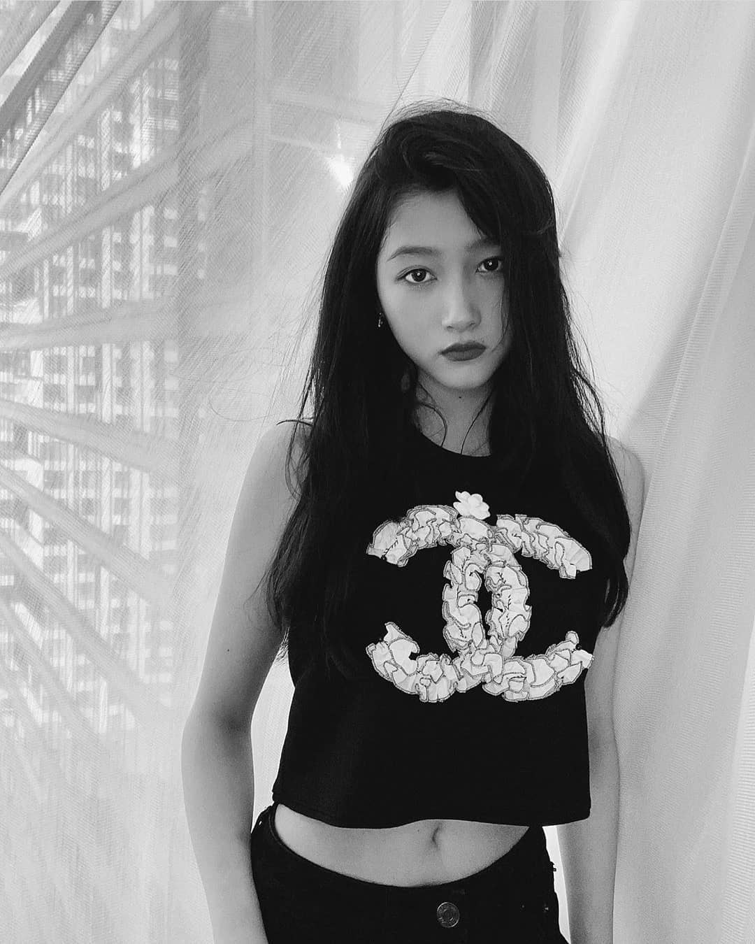Quả là “thánh sang chảnh” Jennie: Nhờ lối diện quần yếm hờ hững mà lấn át Tống Thiến, Châu Tấn, Quan Hiểu Đồng khi đụng hàng - Ảnh 5. Quả là “thánh sang chảnh” Jennie: Nhờ lối diện quần yếm hờ hững mà lấn át Tống Thiến, Châu Tấn, Quan Hiểu Đồng khi đụng hàng - Ảnh 5.