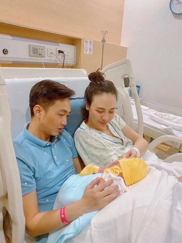 Con gái Cường Đô La và Đàm Thu Trang vừa chào đời đã ra dáng &quot;rich kid&quot; đáng ghen tị - Ảnh 3.