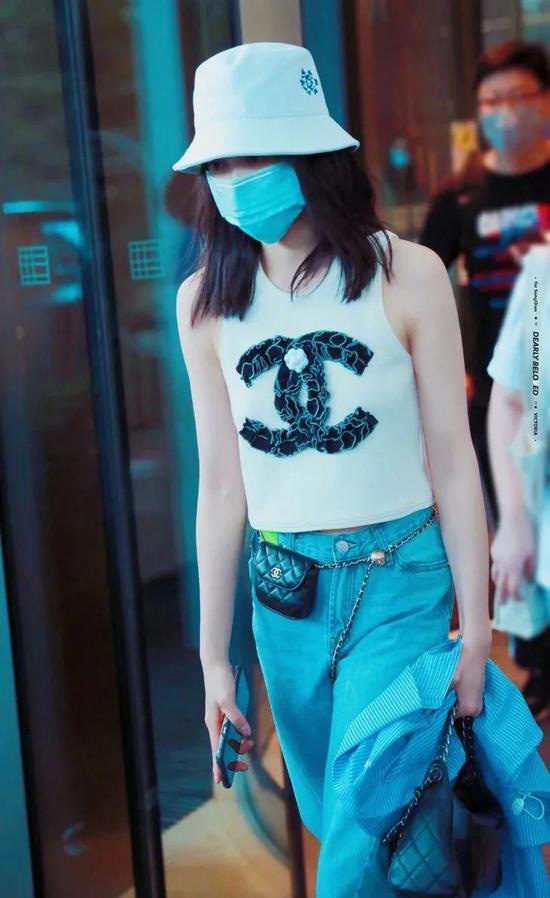 Quả là “thánh sang chảnh” Jennie: Nhờ lối diện quần yếm hờ hững mà lấn át Tống Thiến, Châu Tấn, Quan Hiểu Đồng khi đụng hàng - Ảnh 3. Quả là “thánh sang chảnh” Jennie: Nhờ lối diện quần yếm hờ hững mà lấn át Tống Thiến, Châu Tấn, Quan Hiểu Đồng khi đụng hàng - Ảnh 3.