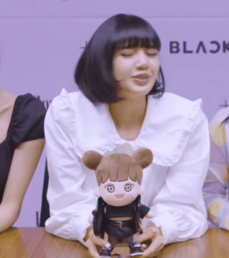 Lisa có cả loạt cách biến tấu khi để tóc bob, khi thì sang chảnh lúc lại cute như cô bé nhà bên - Ảnh 7. Lisa có cả loạt cách biến tấu khi để tóc bob, khi thì sang chảnh lúc lại cute như cô bé nhà bên - Ảnh 7.
