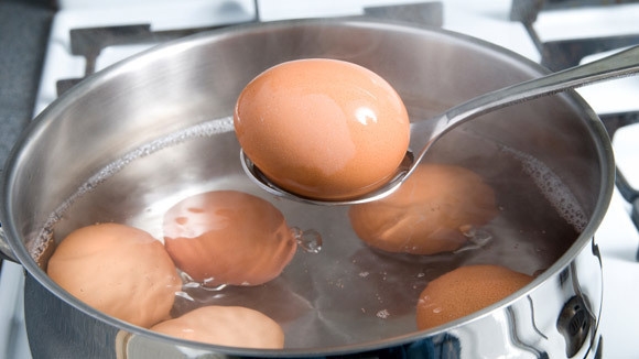 Ăn trứng gà vào bữa sáng &quot;bổ tựa nhân sâm&quot; nhưng chỉ cần phạm 1 trong 4 sai lầm này khi chế biến cũng đủ khiến gia đình bạn nhập viện - Ảnh 2.
