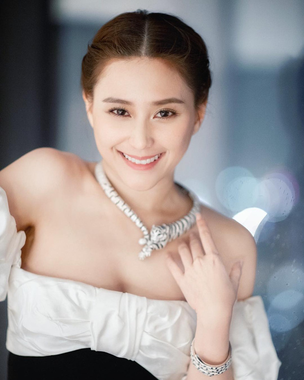 Ái nữ đẹp nhất nhà Vua sòng bài Macau: Mặt nét nào ra nét ấy, makeup đỉnh miễn chê, body cũng xuất sắc tới độ cân mọi style - Ảnh 1.