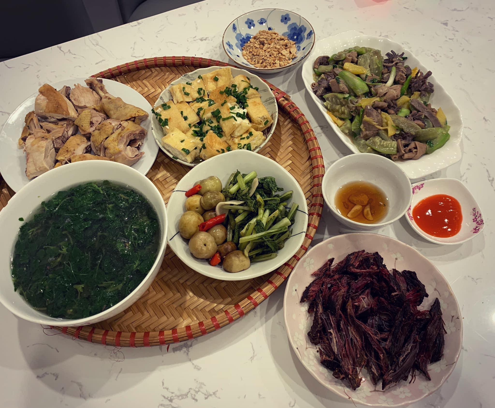 Chi phí chỉ từ 100k nhưng mỗi bữa cơm của bà nội trợ Hà Nội đều tươm tất đủ món thơm ngon, bổ dưỡng cho mọi thành viên gia đình - Ảnh 18.