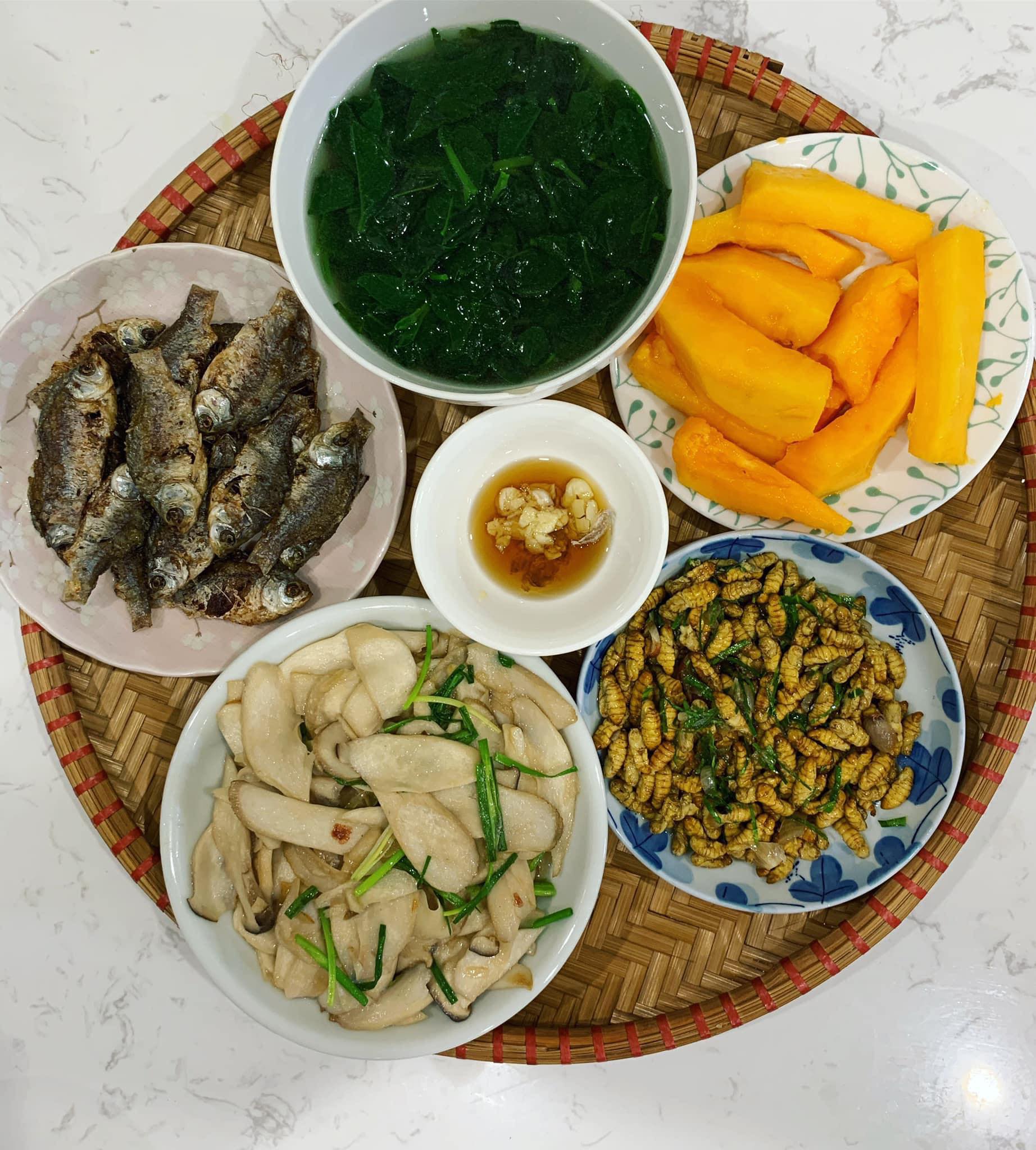 Chi phí chỉ từ 100k nhưng mỗi bữa cơm của bà nội trợ Hà Nội đều tươm tất đủ món thơm ngon, bổ dưỡng cho mọi thành viên gia đình - Ảnh 14.