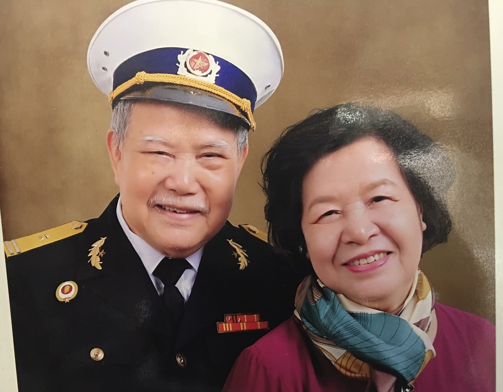 Chuyện tình ông bà cụ gần 60 năm bên nhau gây sốt MXH: 84 tuổi vẫn luôn khen vợ đẹp, gắp từng đũa thức ăn, mua từng gói dầu gội cho vợ - Ảnh 7. Chuyện tình ông bà cụ gần 60 năm bên nhau gây sốt MXH: 84 tuổi vẫn luôn khen vợ đẹp, gắp từng đũa thức ăn, mua từng gói dầu gội cho vợ - Ảnh 5.