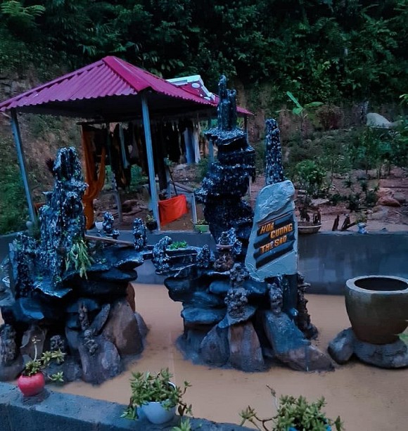 Cô dâu 63 tuổi ở Cao Bằng khoe cận cảnh tấm bia đá khắc tên hai vợ chồng từng bị cho là "điềm gở", tiết lộ những lời chửi rủa cay nghiệt nhận được suốt 2 năm lấy chồng vừa qua - Ảnh 2. Cô dâu 63 tuổi ở Cao Bằng khoe cận cảnh tấm bia đá khắc tên hai vợ chồng từng bị cho là "điềm gở", tiết lộ những lời chửi rủa cay nghiệt nhận được suốt 2 năm lấy chồng vừa qua - Ảnh 2.