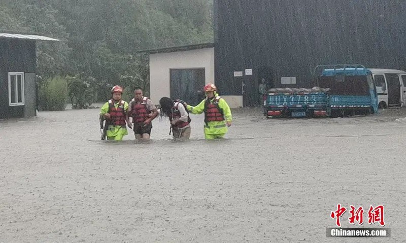 Tứ Xuyên, Trung Quốc di dời khẩn cấp 60 nghìn người do mưa lũ - Ảnh 1.