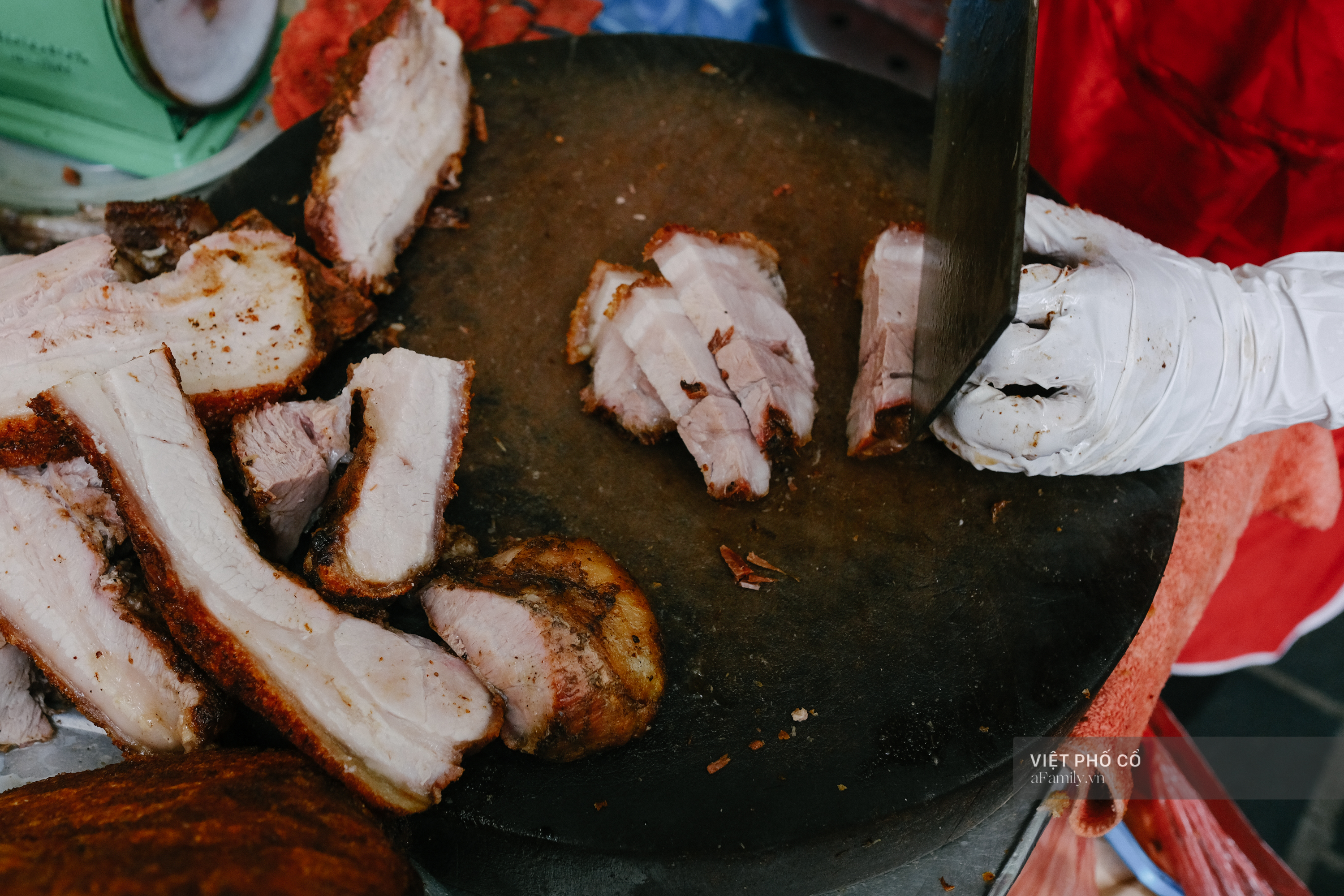 Có hàng thịt quay vỉa hè 30 năm tuổi ngon nức tiếng ở Hà Nội, không biển hiệu nhưng chiều nào cũng nườm nượp khách xếp hàng - Ảnh 3.