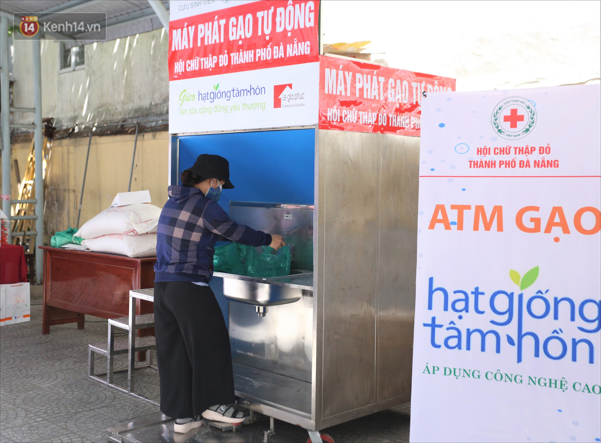 ATM gạo ứng dụng trí tuệ nhân tạo tại Đà Nẵng: Gọi điện hẹn trước 30 phút, nhận diện đúng người nghèo mới nhả gạo - Ảnh 10.
