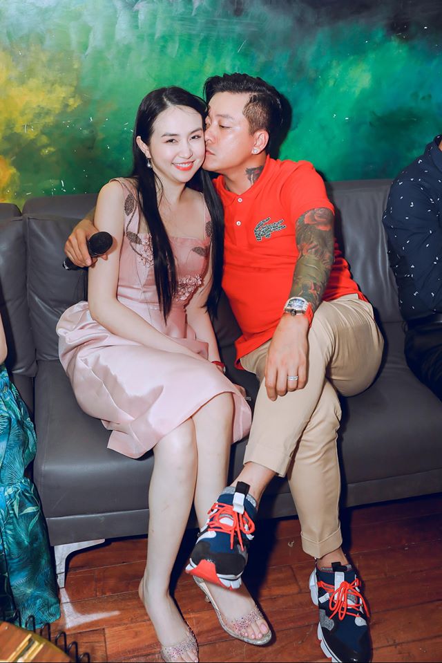 Tuấn Hưng thể hiện tình cảm với bà xã: "Mưa hay gió kể cả bão thì cũng phải dừng phải lặng. Còn tình yêu anh dành cho em thì không bao giờ dừng lại". Tuấn Hưng thể hiện tình cảm với bà xã: "Mưa hay gió kể cả bão thì cũng phải dừng phải lặng. Còn tình yêu anh dành cho em thì không bao giờ dừng lại".