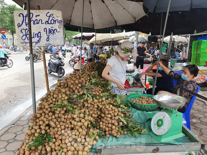 Gặp khó vì dịch COVID -19, nhãn giá rẻ tràn ngập đường phố Thủ đô - Ảnh 1.