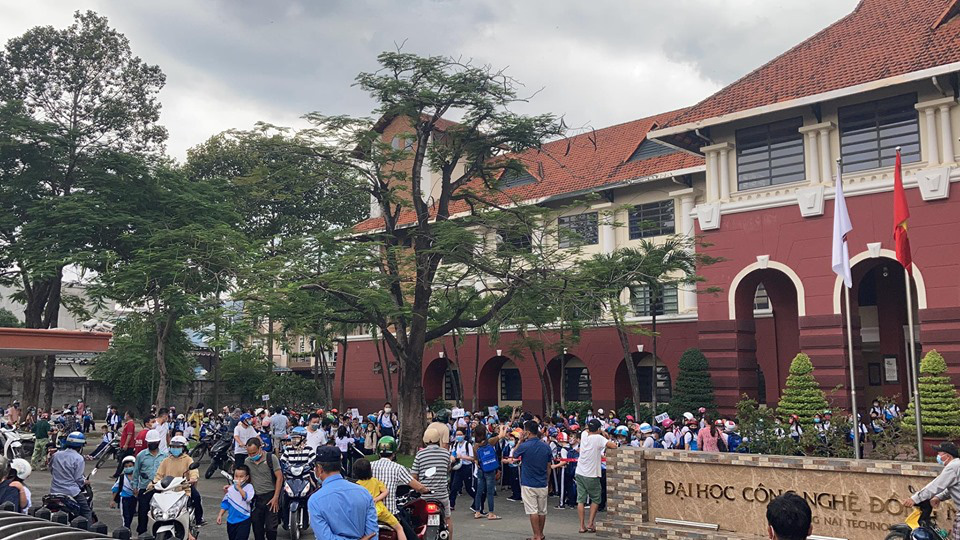 Bất chấp lệnh cấm, 1 trường ở Biên Hòa vẫn cho hơn 800 học sinh đi học - Ảnh 2.
