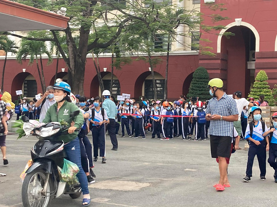 Bất chấp lệnh cấm, 1 trường ở Biên Hòa vẫn cho hơn 800 học sinh đi học - Ảnh 1.