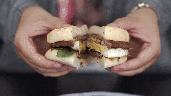 Ăn thử burger vị phở vừa ra mắt của McDonald’s: Thơm nức mũi, đủ ngon nhưng hình như thiếu món gia vị quan trọng nhất? - Ảnh 7.