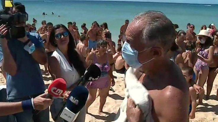 Tổng thống Bồ Đào Nha lao ra biển cứu 2 phụ nữ chới với - Ảnh 2.