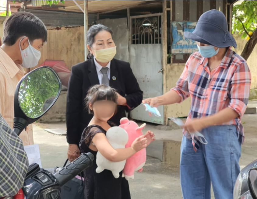 Ánh mắt đượm buồn của cháu bé bị cha dượng bạo hành dã man, người thân bỏ rơi - Ảnh 6.