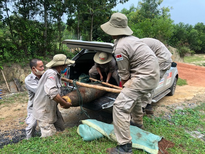 Đào mỏ đá, phát hiện quả bom 'khủng' nằm sâu trong lòng đất - Ảnh 1.