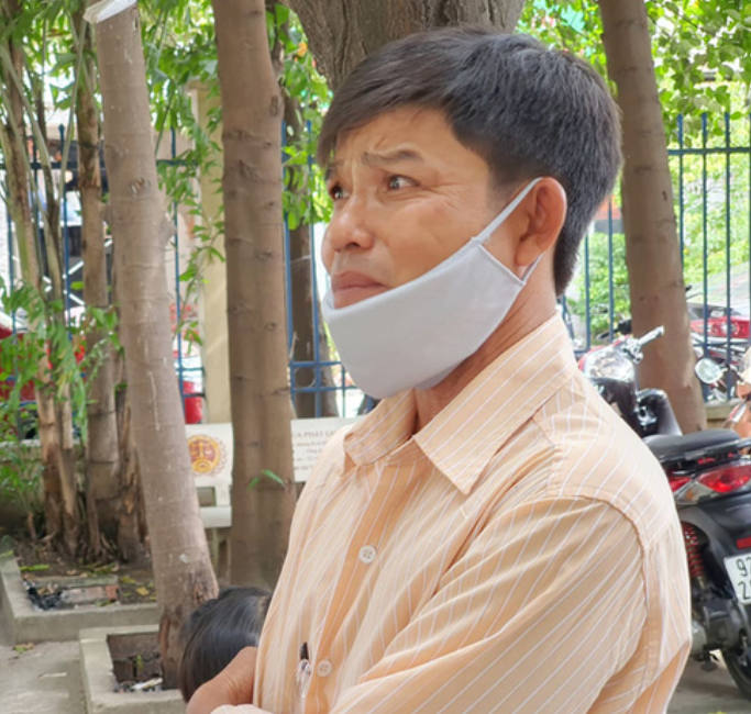 Ánh mắt đượm buồn của cháu bé bị cha dượng bạo hành dã man, người thân bỏ rơi - Ảnh 5.
