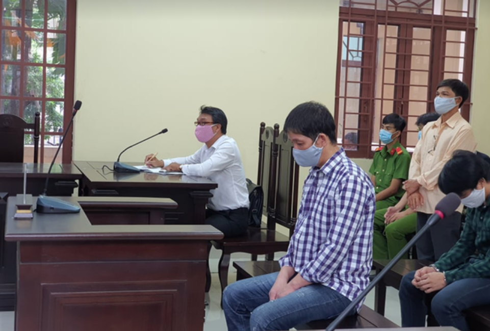 Ánh mắt đượm buồn của cháu bé bị cha dượng bạo hành dã man, người thân bỏ rơi - Ảnh 2.