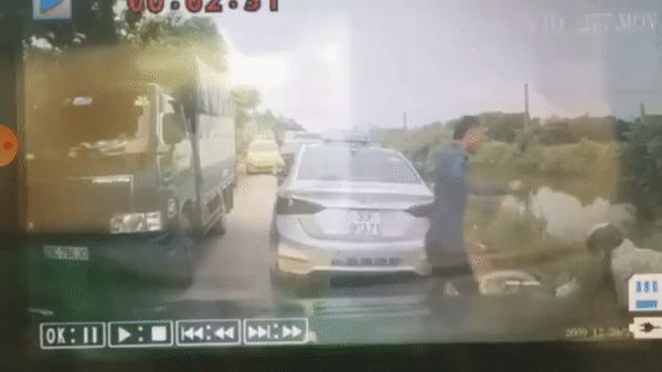 Người phụ nữ điều khiển xe máy không may va vào đuôi xe taxi và hành động gây bức xúc cực độ của tài xế - Ảnh 2. Người phụ nữ điều khiển xe máy không may va vào đuôi xe taxi và hành động gây bức xúc cực độ của tài xế - Ảnh 2.