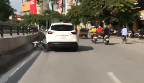 Hà Nội: Ô tô kéo lê xe máy dưới gầm suốt đoạn đường dài - Ảnh 2. Hà Nội: Ô tô kéo lê xe máy dưới gầm suốt đoạn đường dài - Ảnh 2.