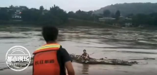 Buồn t&igrave;nh n&ecirc;n nhảy s&ocirc;ng tự tử nhưng đến giữa chừng đổi &yacute;, c&ocirc; g&aacute;i đu kh&uacute;c gỗ bắt đầu h&agrave;nh tr&igrave;nh tr&ocirc;i 81km trở về nh&agrave; - Ảnh 2.