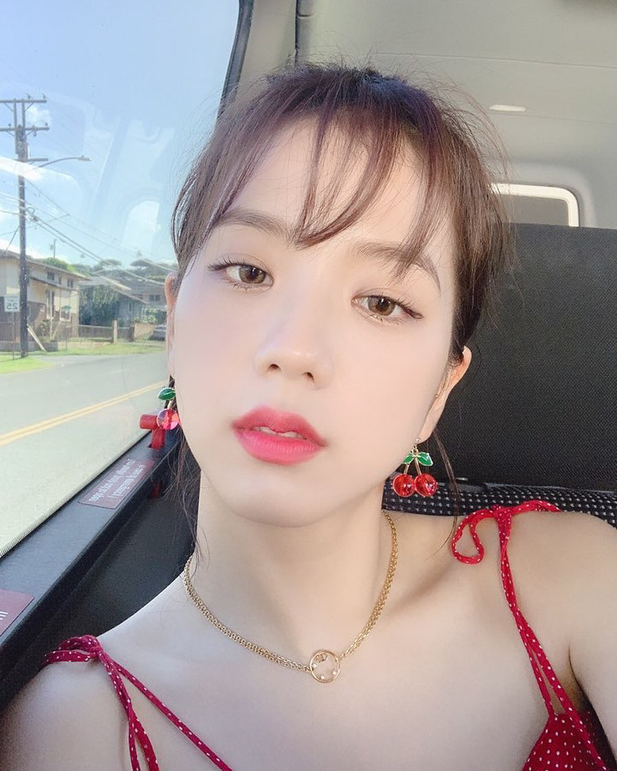 Jisoo rất hay đánh son lem nhem, tưởng lỗi nhưng lại là độc chiêu giúp cô chuyển style sexy thành công - Ảnh 6. Jisoo rất hay đánh son lem nhem, tưởng lỗi nhưng lại là độc chiêu giúp cô chuyển style sexy thành công - Ảnh 6.