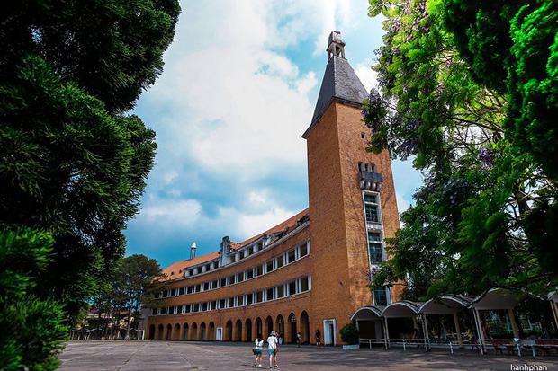 Trường Đại học ở Việt Nam đẹp như một bức tranh, đến cả Sơn Tùng M-TP, Soobin Hoàng Sơn cũng lên tận nơi check-in - Ảnh 7. Trường Đại học ở Việt Nam đẹp như một bức tranh, đến cả Sơn Tùng M-TP, Soobin Hoàng Sơn cũng lên tận nơi check-in - Ảnh 7.