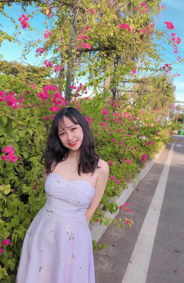 Bất ngờ với thi&ecirc;n đường hoa rực rỡ khiến chị em m&ecirc; mẩn tại Sầm Sơn - Ảnh 1.