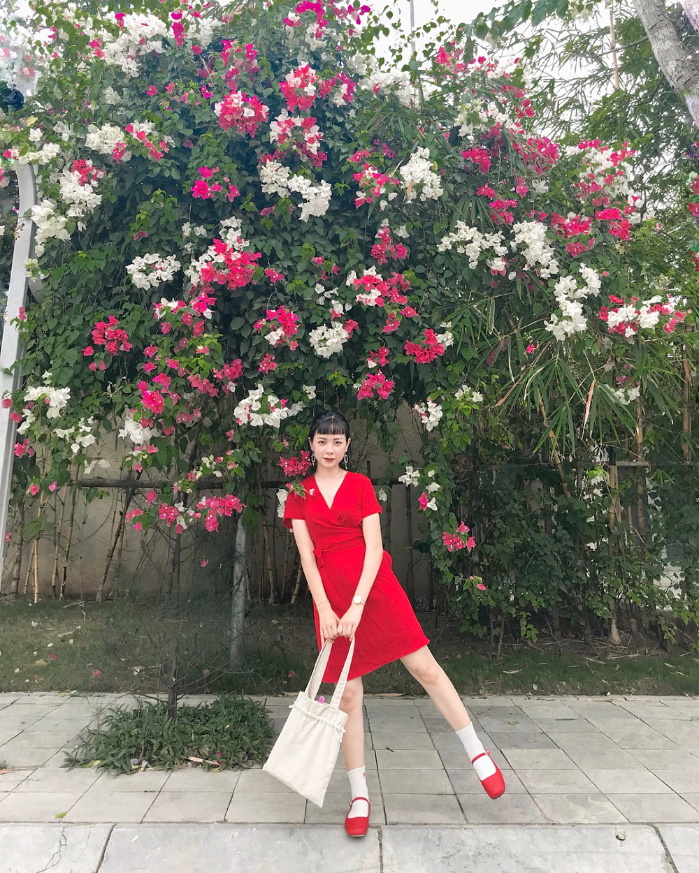 Bất ngờ với thi&ecirc;n đường hoa rực rỡ khiến chị em m&ecirc; mẩn tại Sầm Sơn - Ảnh 3.